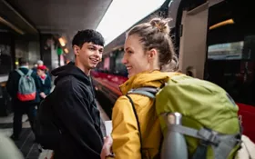 Cómo viajar con amigos en autobús o en tren de forma ecológica y divertida